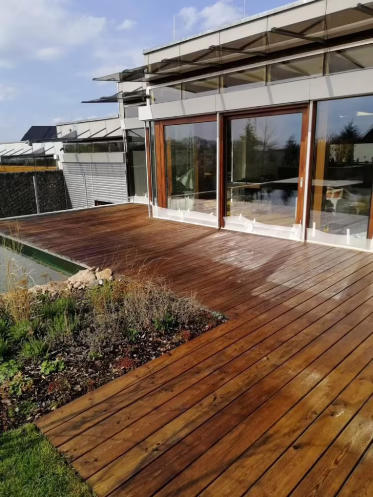 Terasy ze dřeva a WPC lamel, zahradní nábytek